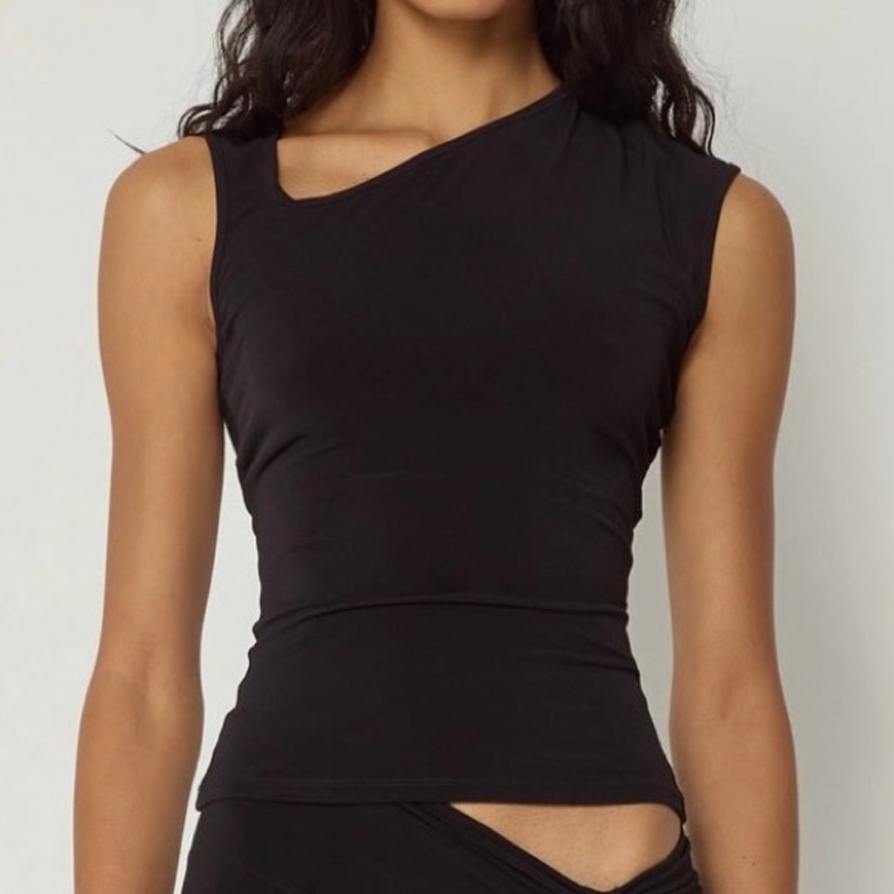Khy asymmetrical tank NWT